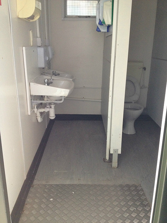 12ft x 8ft Refurbished Shipping Container Toilet Block for sale sinks